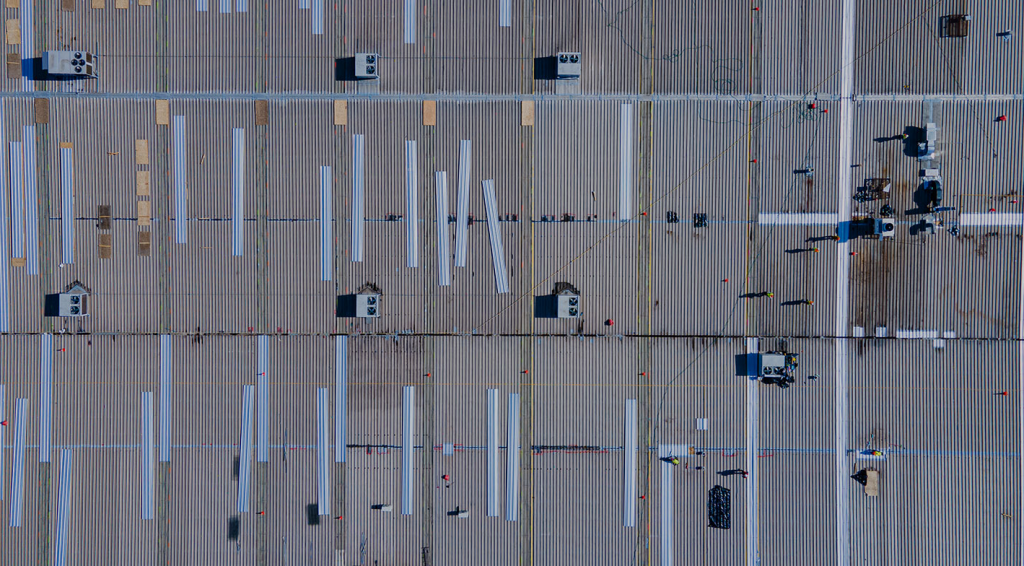 Cubierta industrial con corrosión avanzada vista desde el aire
