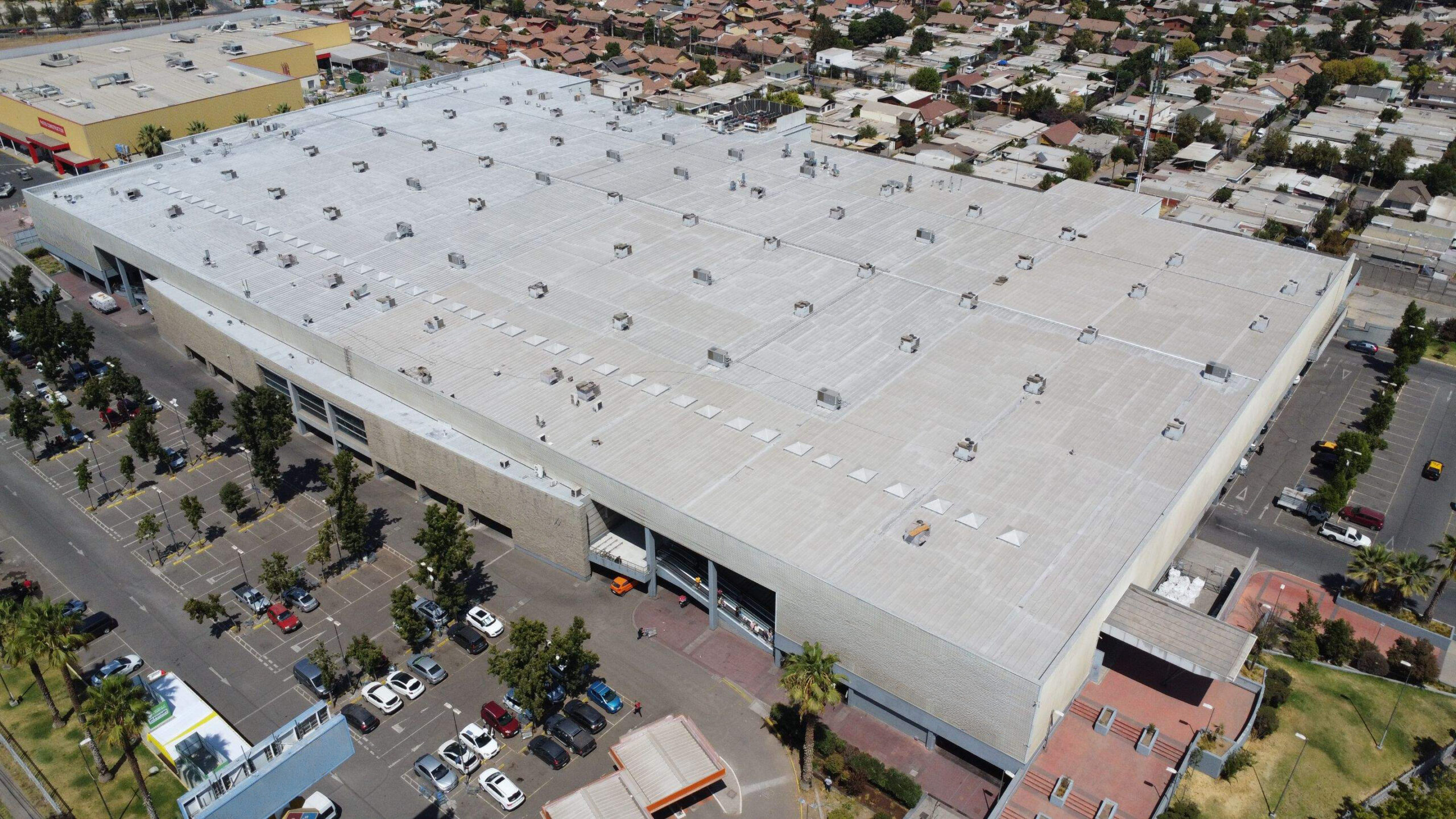 Vista aérea de una cubierta industrial de gran superficie renovada por Atakama Roofing